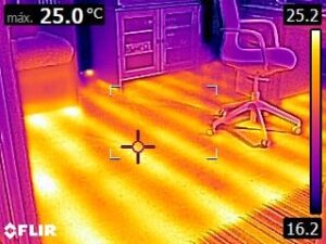 Imagen de cámara térmica reproduciendo suelo radiante