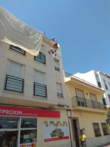 Un trabajador de trabajos verticales Málaga en fachada