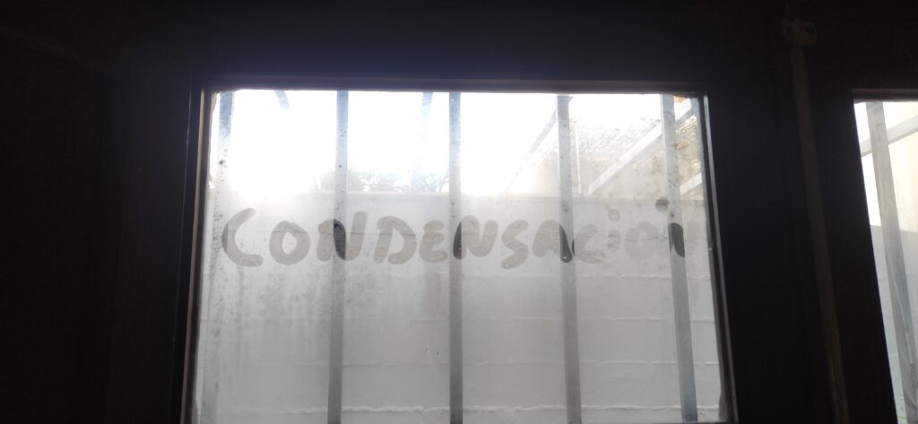 Ventana mojada por la humedad por condensación