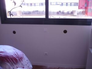 Pared con dos agujeros para inyectar aislante térmico