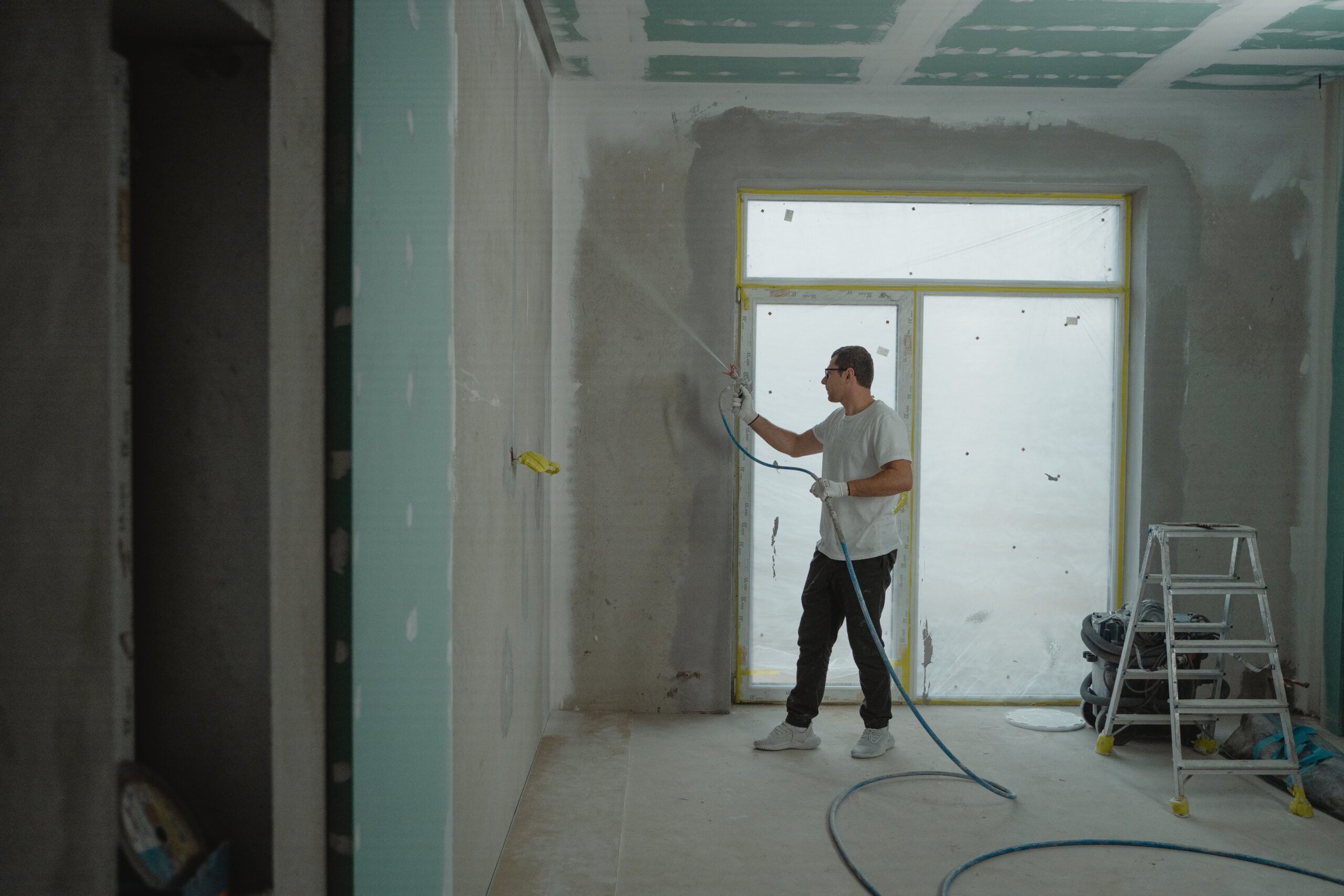 Trabajo de aplicación de un acabado en una pared interior