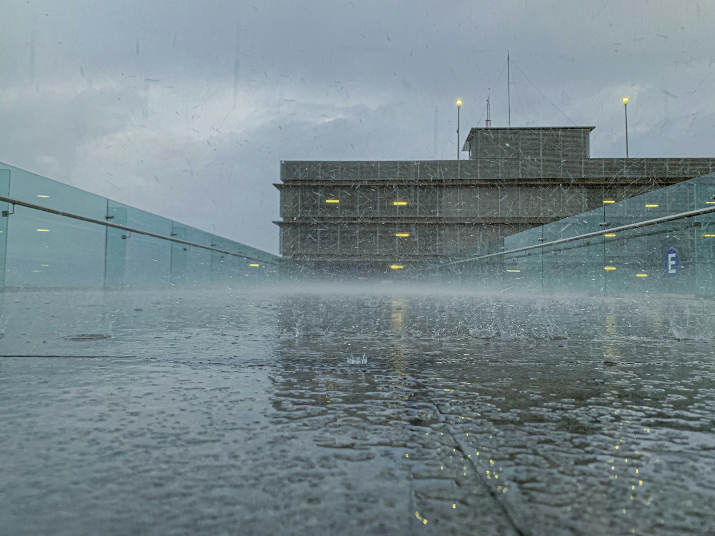 Edificios durante un episodio de lluvia, fotografía de contexto